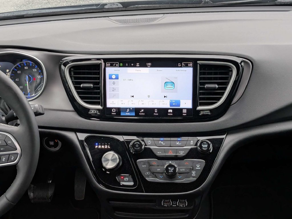 Used 2025 Chrysler Pacifica Select FWD image 17