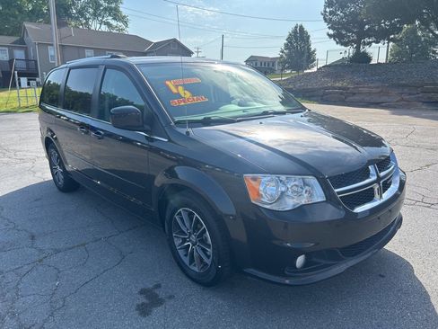 Used 2016 Dodge Grand Caravan SXT FWD image 4