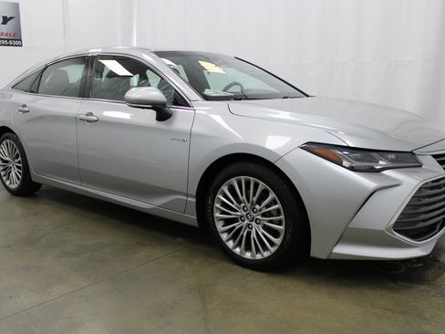 Used 2020 Toyota Avalon Limited image 3