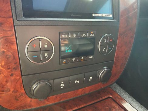 Used 2013 Chevrolet Avalanche LTZ AWD/4WD image 25