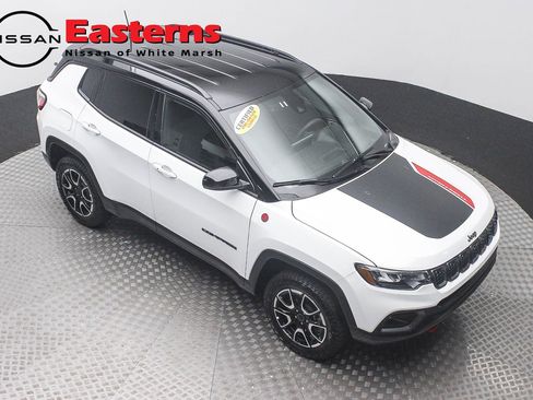 Used 2025 Jeep Compass Trailhawk w/ Trailer Tow Group AWD/4WD image 3