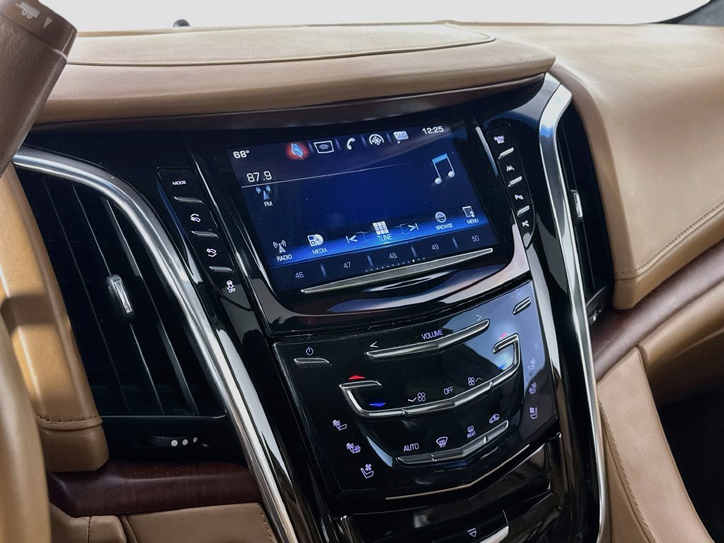 Used 2017 Cadillac Escalade ESV Platinum AWD/4WD image 17