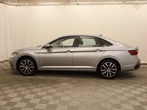 Used 2025 Volkswagen Jetta SE FWD image 2