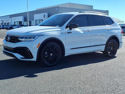 Certified 2022 Volkswagen Tiguan SE R-Line image 3