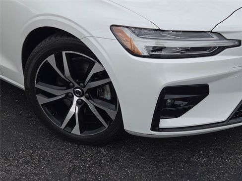 Used 2024 Volvo S60 B5 Core FWD image 3