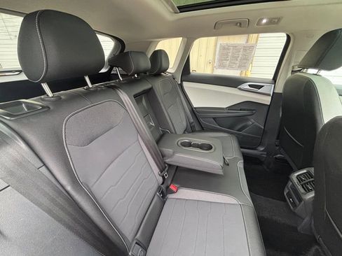 Certified 2025 Volkswagen Taos SE image 15