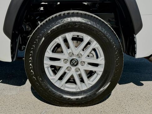 Used 2022 Toyota Tundra SR5 w/ SR5 Convenience Package AWD/4WD image 16