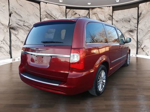 Used 2013 Chrysler Town & Country Touring-L image 6
