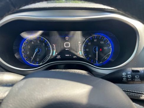 Used 2019 Chrysler Pacifica Limited w/ Advanced Safetytec Group FWD image 16