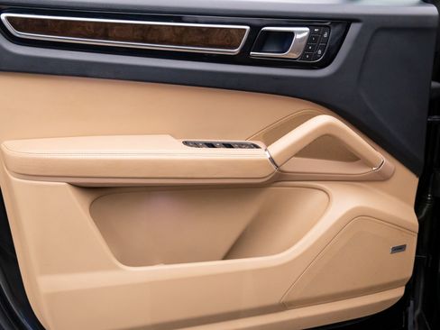 Certified 2023 Porsche Cayenne Platinum Edition image 13