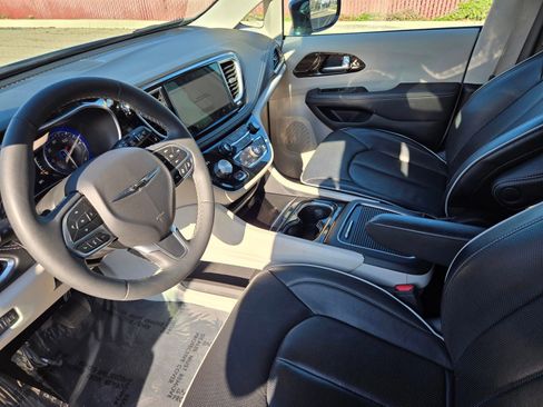 Used 2024 Chrysler Pacifica Limited image 16