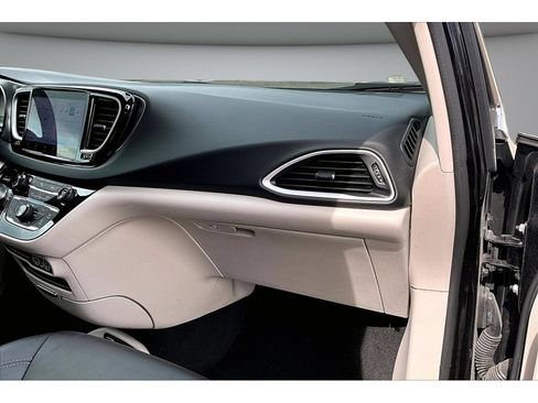 Used 2024 Chrysler Pacifica Touring-L FWD image 49