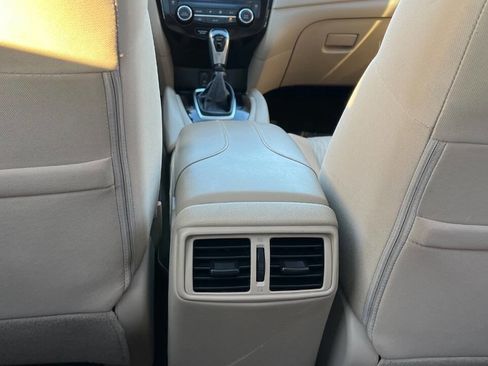 Used 2017 Nissan Rogue SV image 24