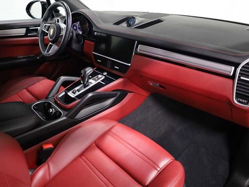 Used 2022 Porsche Cayenne image 6