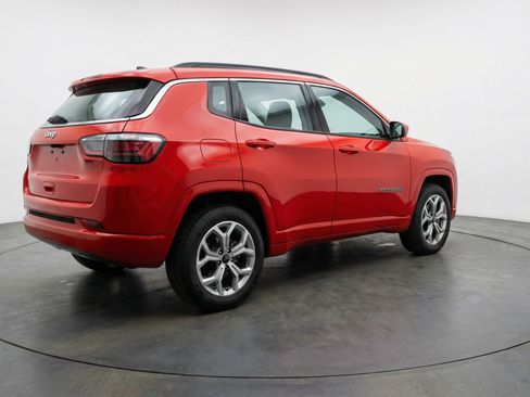 Used 2025 Jeep Compass Latitude image 9