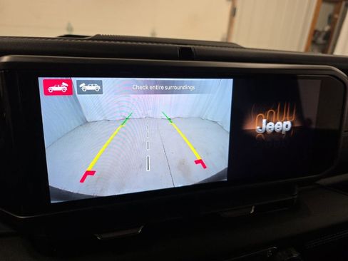 Used 2025 Jeep Wrangler Unlimited Sahara w/ Technology Group AWD/4WD image 16