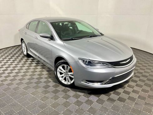 Used 2017 Chrysler 200 Limited Platinum image 4