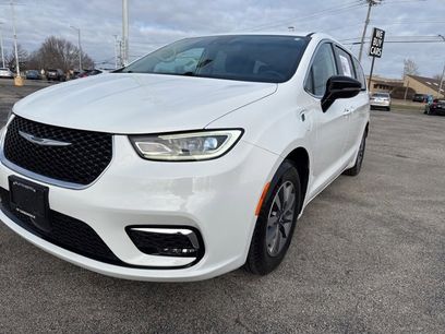 Used 2024 Chrysler Pacifica Select