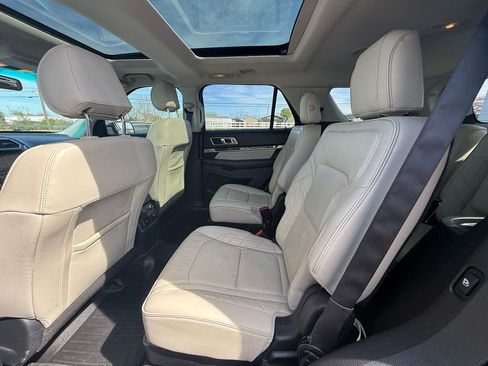 Used 2016 Ford Explorer Platinum image 19