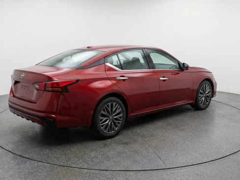 Used 2025 Nissan Altima 2.5 SV FWD image 9