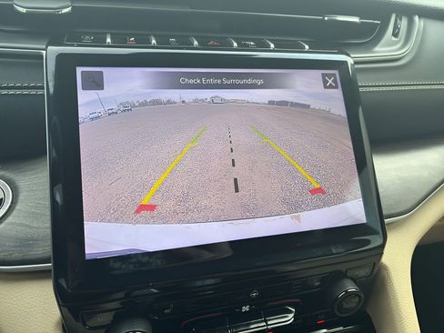 Used 2024 Jeep Grand Cherokee L Limited w/ Black Appearance Package image 23