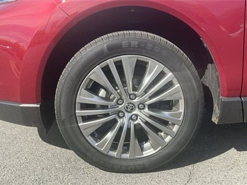 Used 2022 Toyota Venza XLE image 15