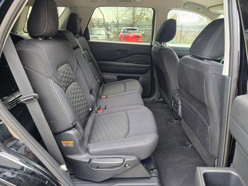 Used 2024 Nissan Pathfinder S image 17
