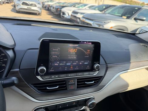 Used 2025 Nissan Altima 2.5 SV image 21