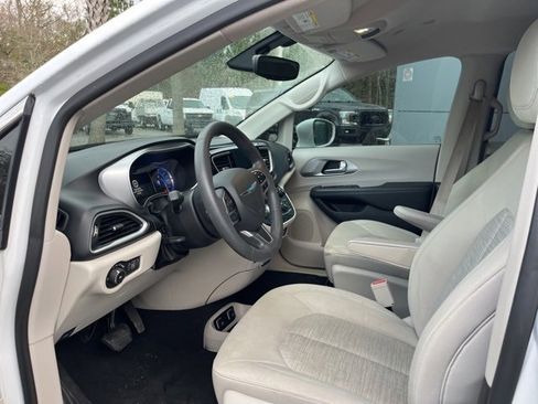 Used 2018 Chrysler Pacifica Touring Plus image 17
