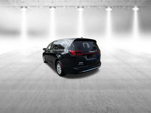 Used 2023 Chrysler Pacifica Touring-L FWD image 6