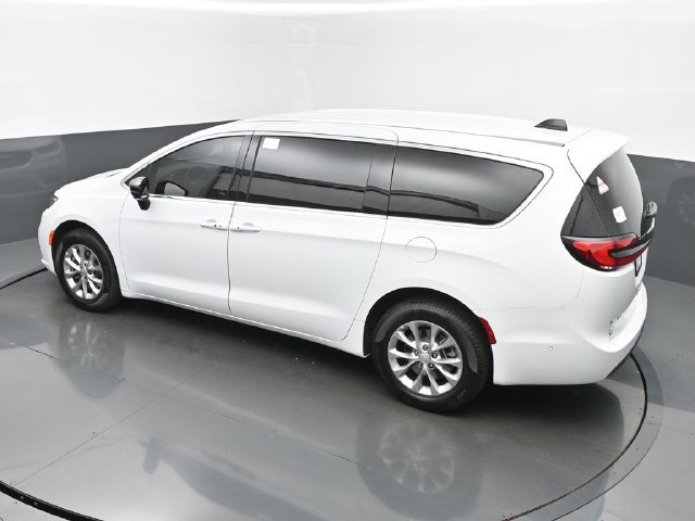 New 2025 Chrysler Pacifica Select w/ Uconnect Theater Family Group AWD/4WD image 40