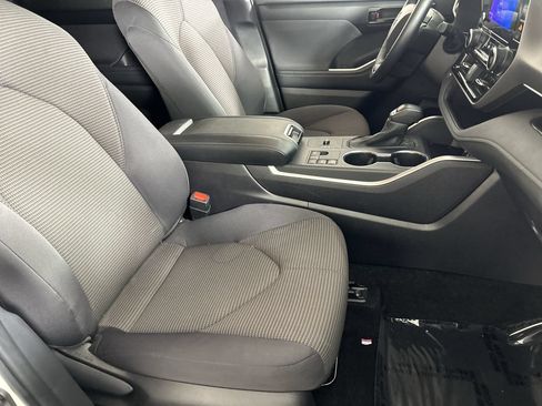 Used 2025 Toyota Highlander LE FWD image 26