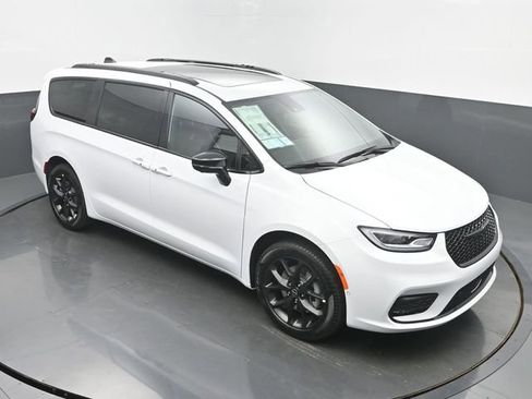 New 2026 Chrysler Pacifica Limited w/ Uconnect Theater Family Group AWD/4WD image 44