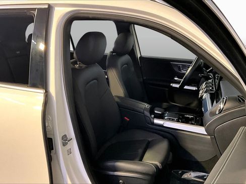 Used 2023 Mercedes-Benz GLB 250 4MATIC image 8