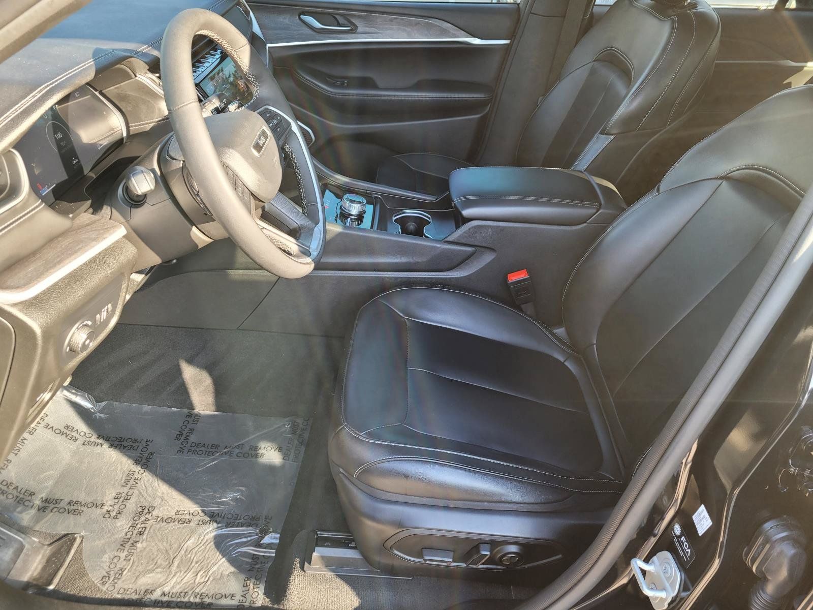 Used 2024 Jeep Grand Cherokee Limited w/ Black Appearance Package AWD/4WD image 3