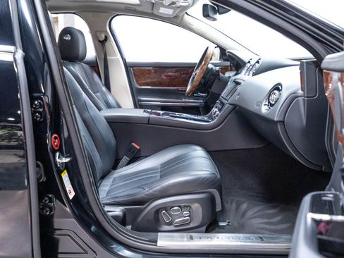 Used 2013 Jaguar XJ AWD image 35