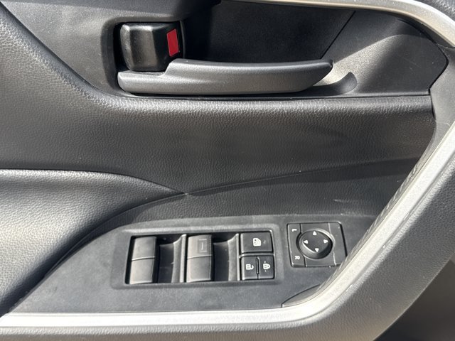Used 2021 Toyota RAV4 LE FWD image 16