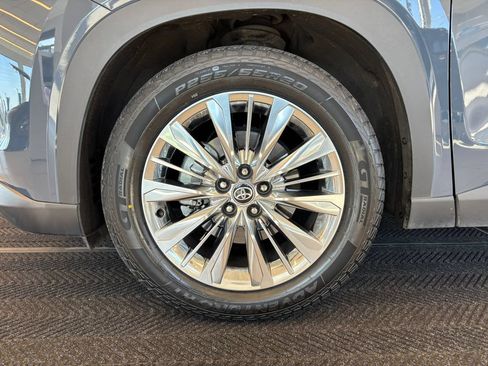 Used 2024 Toyota Grand Highlander AWD image 12