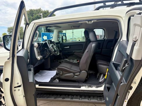 Used 2014 Toyota FJ Cruiser 2WD w/ Convenience Package image 13