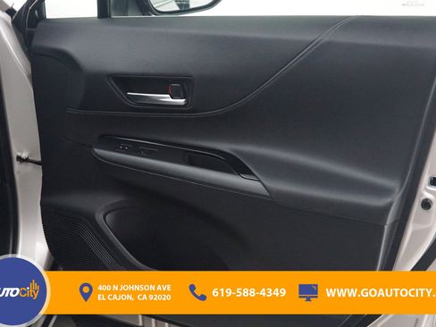 Used 2021 Toyota Venza LE image 16