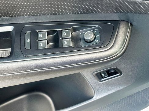 Used 2025 Volkswagen Atlas SE image 18