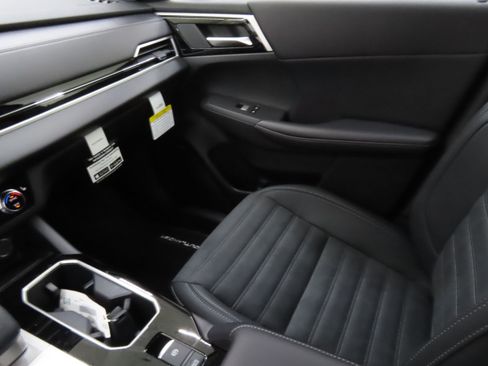 New 2025 Mitsubishi Outlander SE image 19