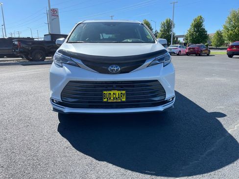 Used 2023 Toyota Sienna Platinum AWD/4WD image 8