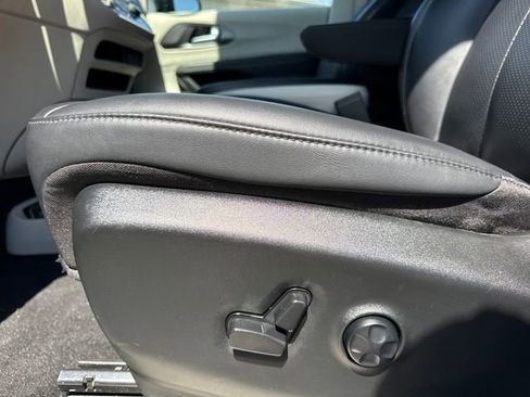 Used 2024 Chrysler Pacifica Touring-L image 15