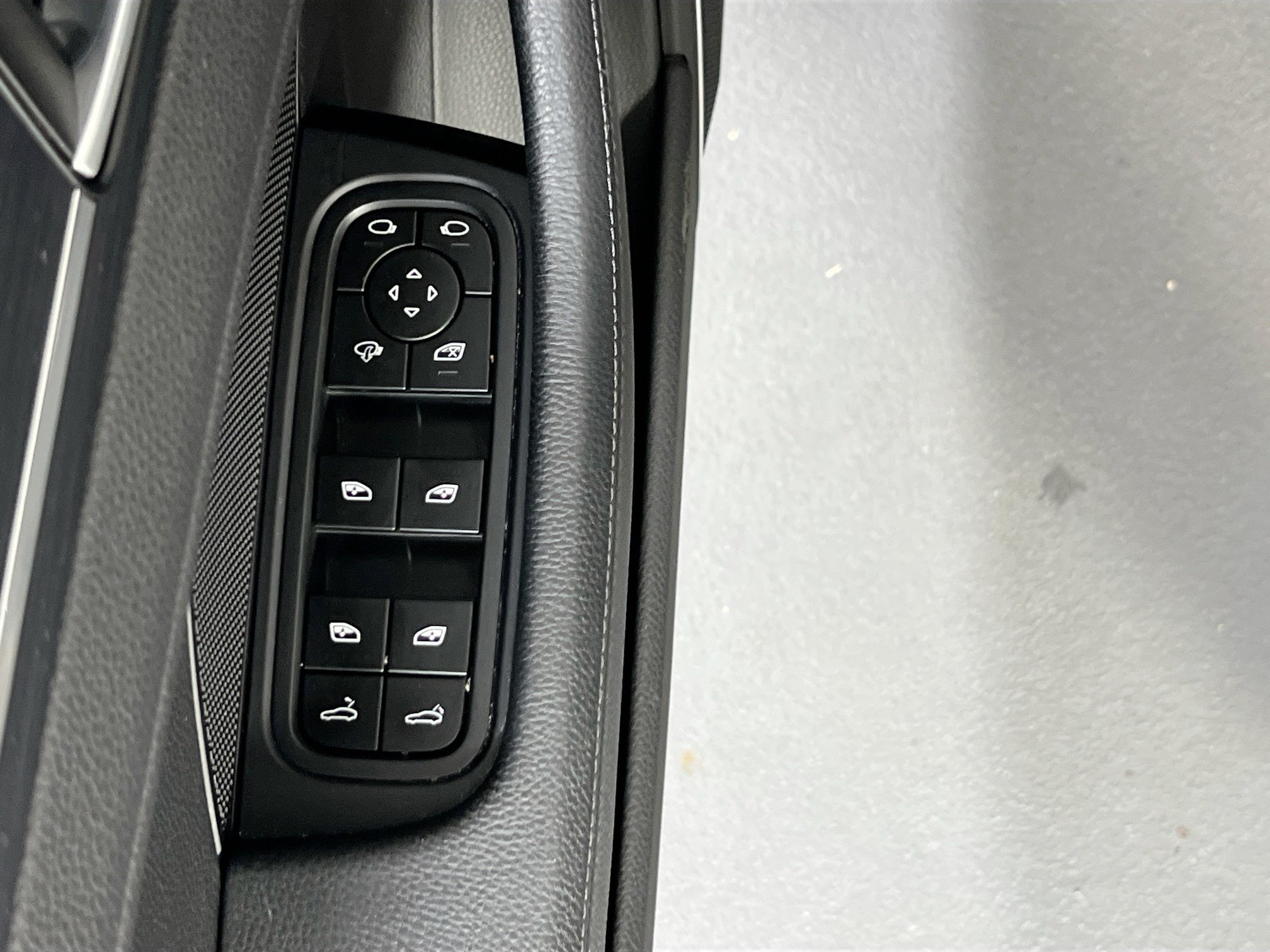 Used 2022 Porsche Panamera 4 Platinum Edition AWD/4WD image 18