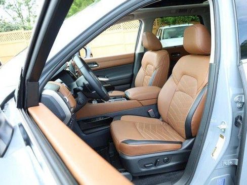 Used 2025 Nissan Pathfinder Platinum w/ Cargo Package FWD image 10