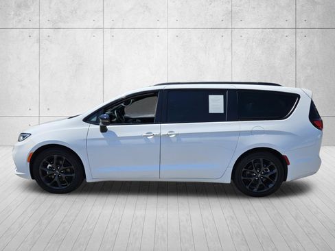 Used 2025 Chrysler Pacifica Limited FWD image 4