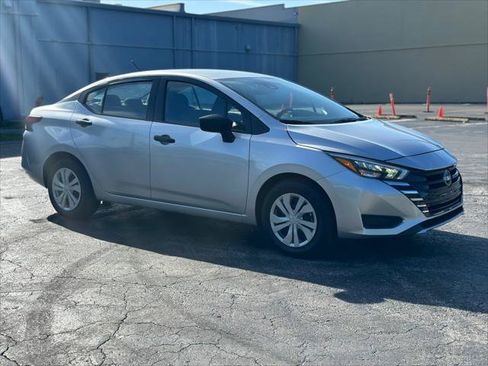 Used 2025 Nissan Versa S FWD image 11