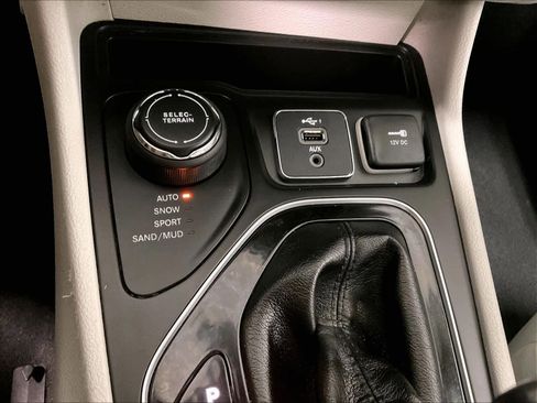 Used 2020 Jeep Cherokee Limited image 26