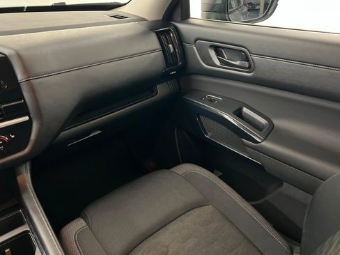 Used 2025 Nissan Pathfinder SV AWD/4WD image 11